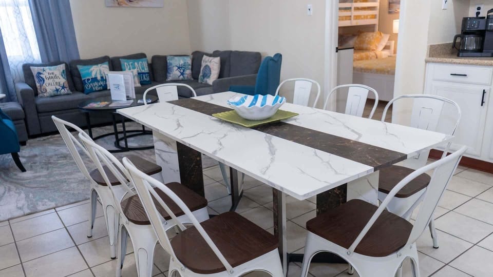 Apartment, 2 Bedrooms | Dining