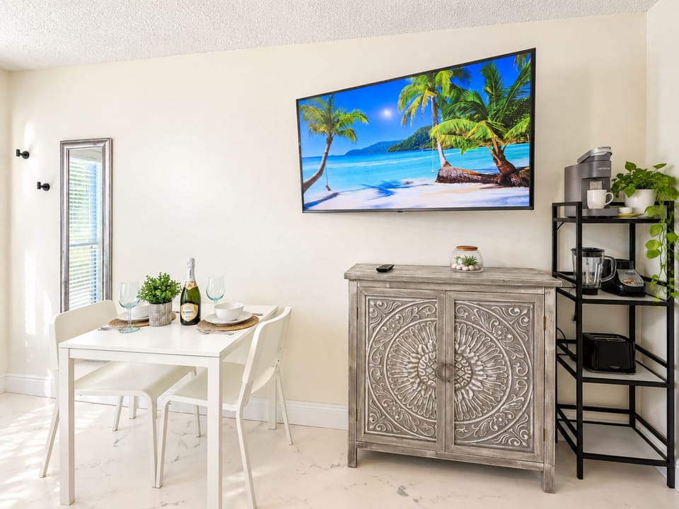 Exclusive studio steps to the beach with pool. House in Hollywood Beach