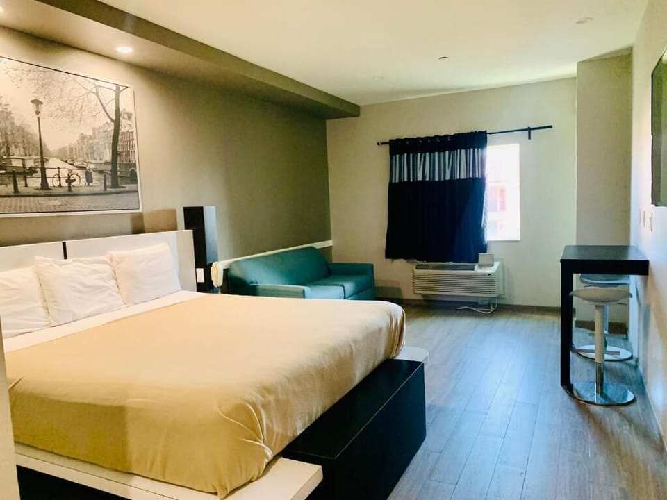 Deluxe Room | Soundproofing, iron/ironing board, free WiFi, bed sheets