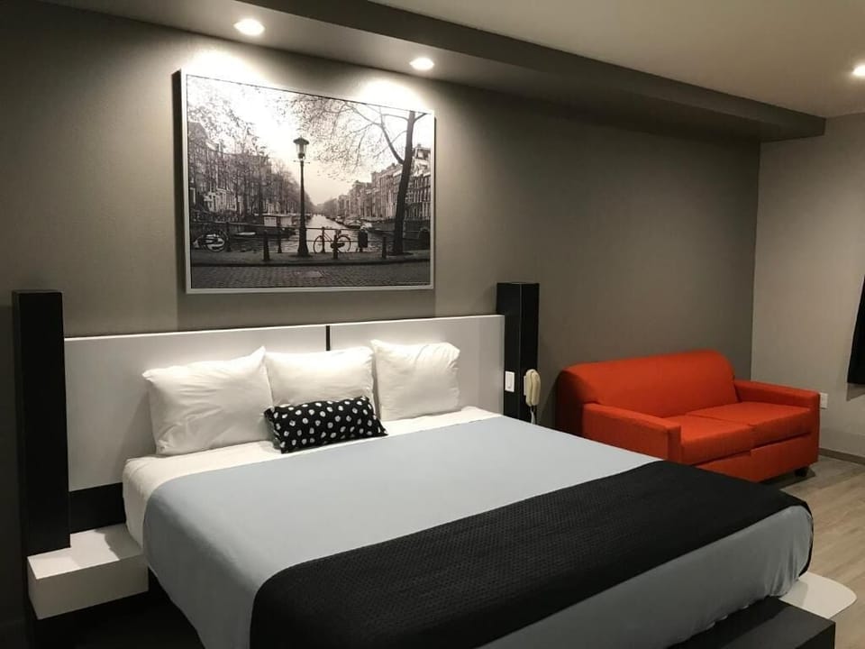 Deluxe Room | Soundproofing, iron/ironing board, free WiFi, bed sheets