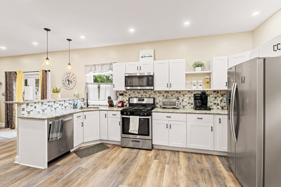 Luxury House | Private kitchen | Fridge, microwave, oven, stovetop