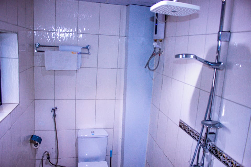 Standard Single Room | Bathroom | Free toiletries, towels, soap, shampoo