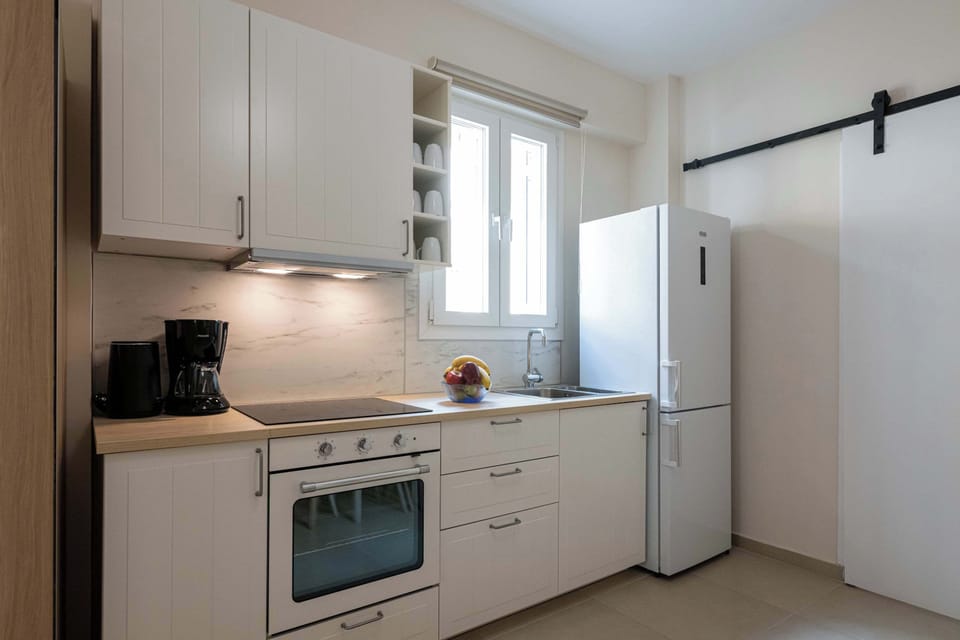 Modern Kitchen with Full Appliance Setup