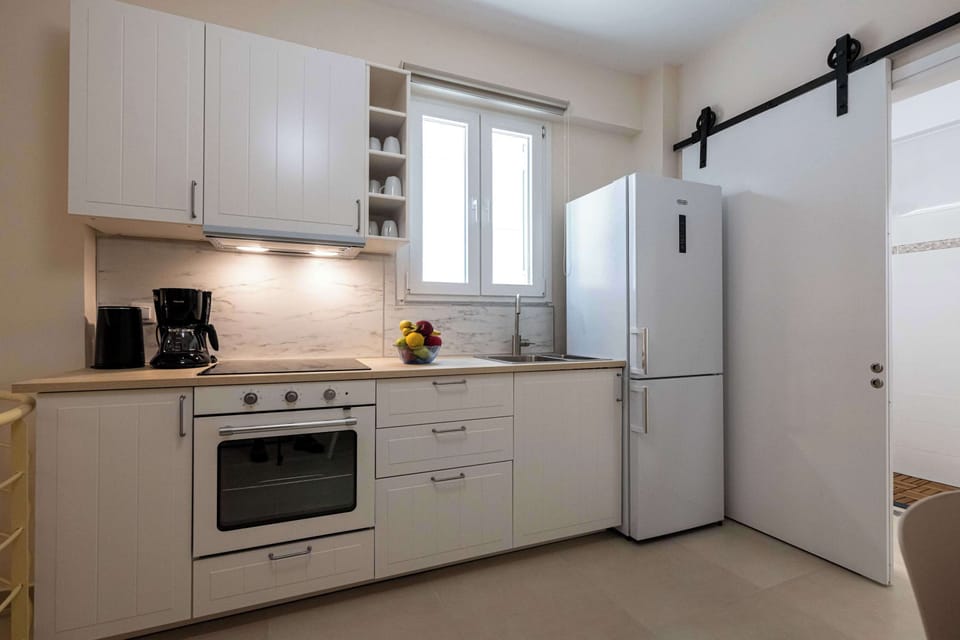 Modern Kitchen with Full Appliance Setup