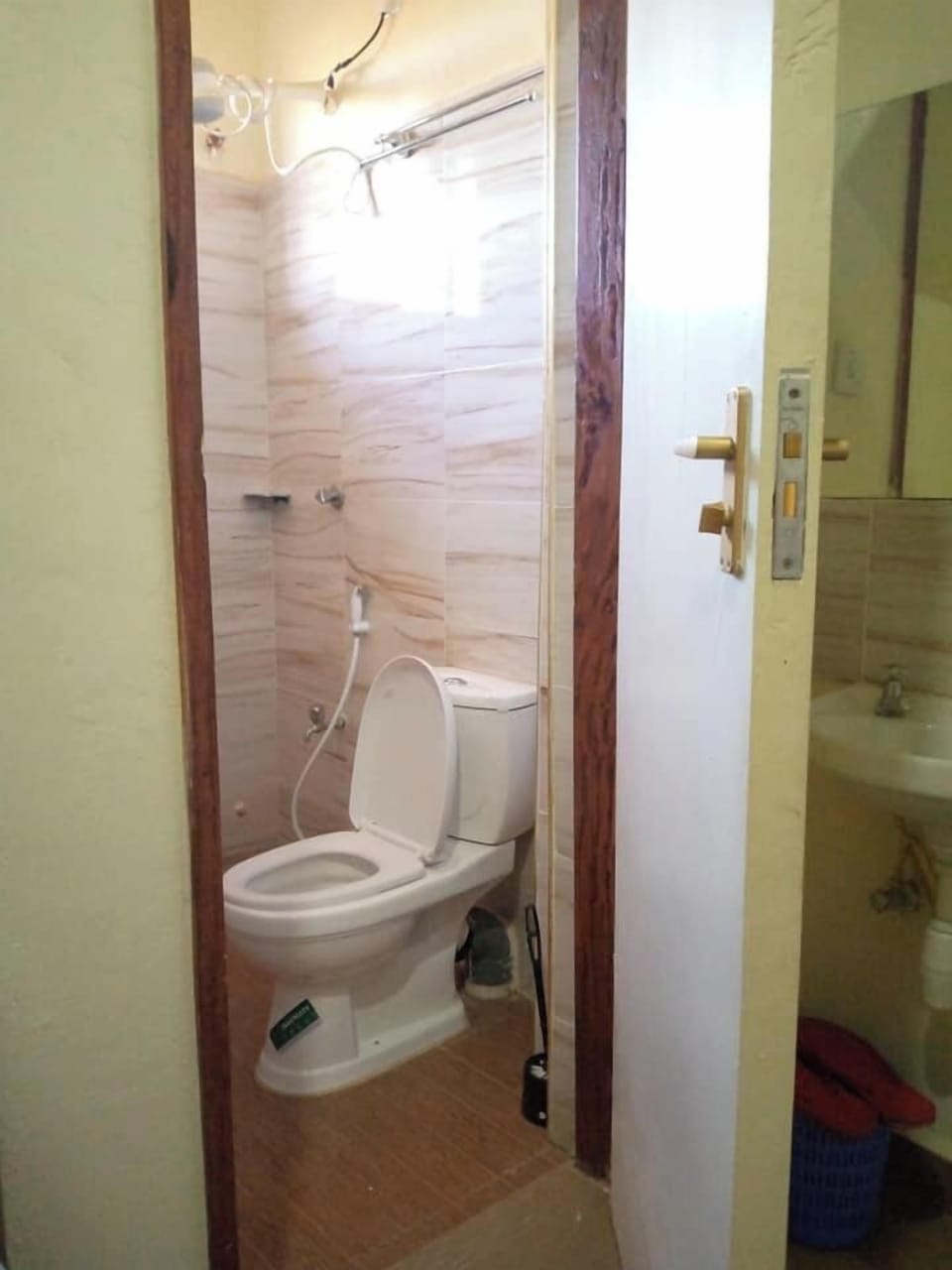 Deluxe Double Room | Bathroom | Shower, free toiletries, slippers, towels