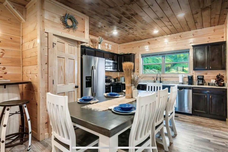 House | 5 bedrooms, high-speed internet