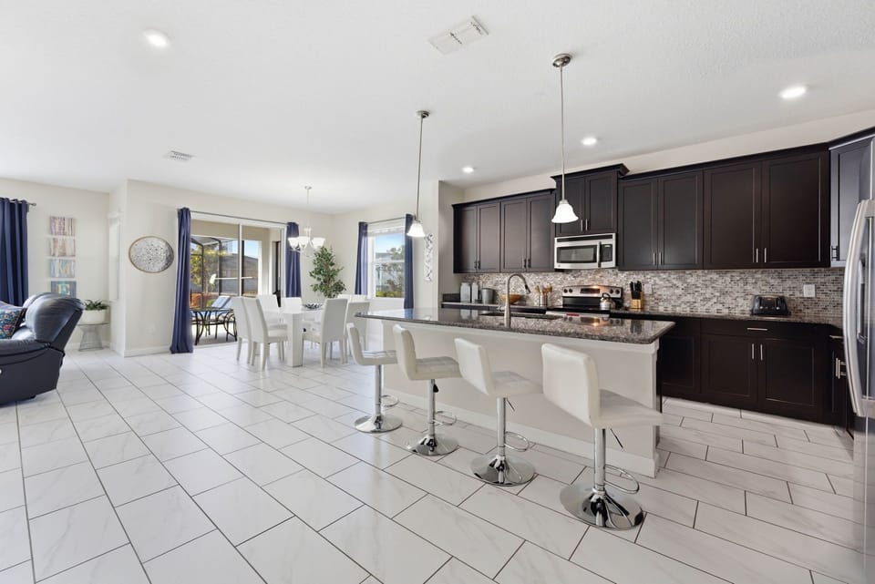 House (6 Bedrooms) | Private kitchen | Microwave, oven, stovetop, dishwasher
