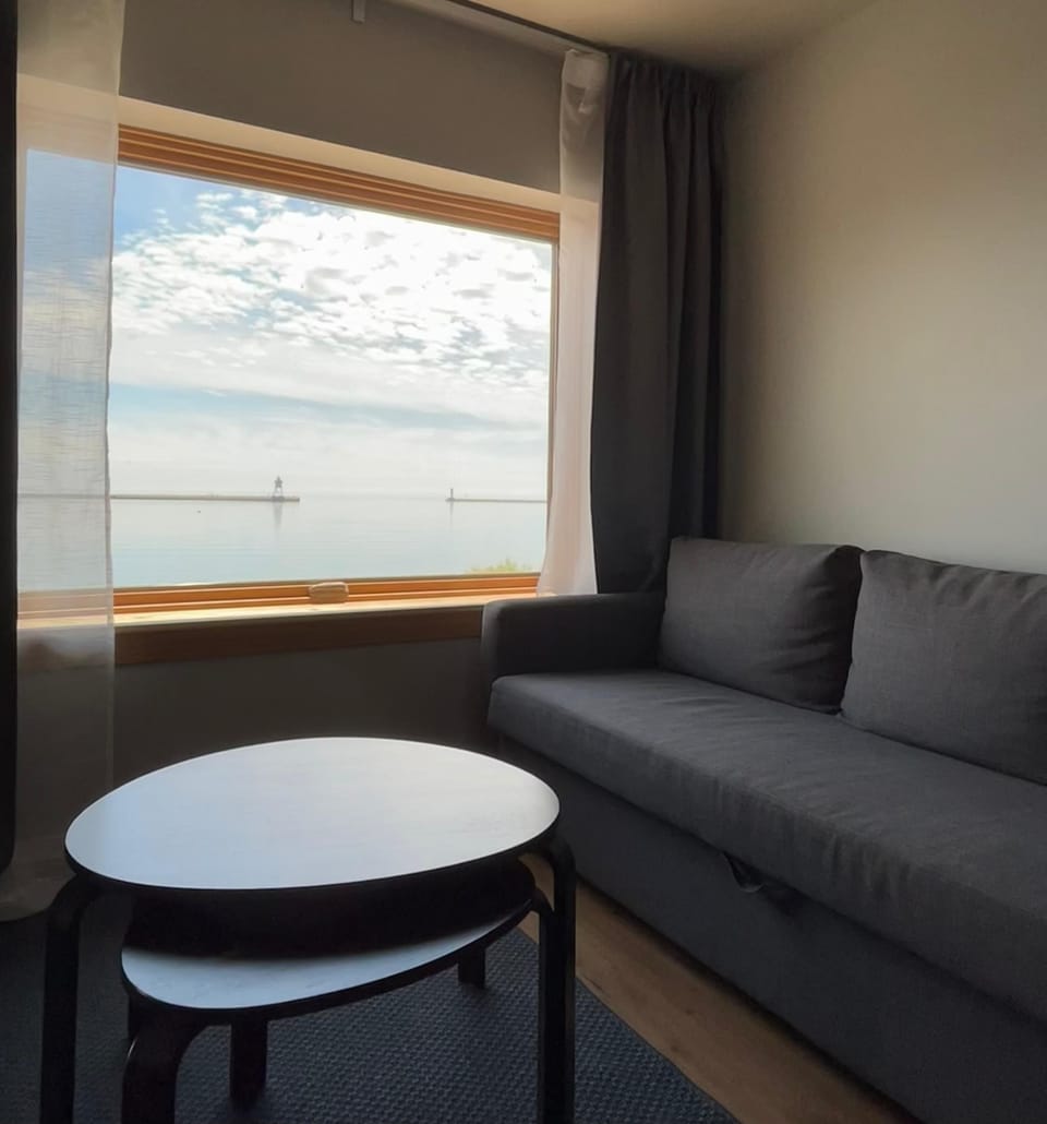 Executive Room, 1 King Bed, Harbor View | Living area | 32-inch flat-screen TV with digital channels, TV
