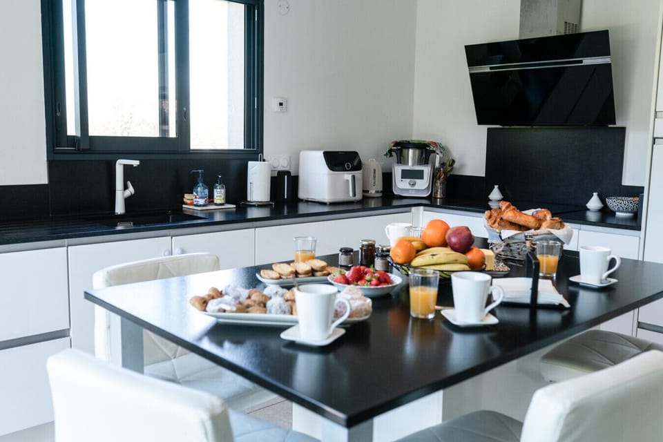 Cuisine équipée pour vos petits-déjeuners – café, jus d`orange, fruits, croissants... démarrez vos journées de vacances en beauté