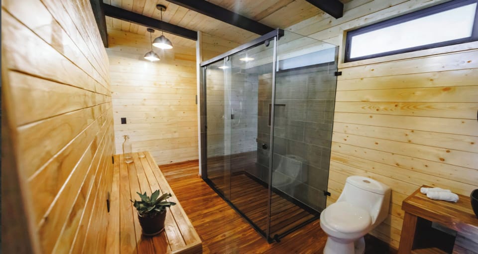 Luxury Double Room, 1 Double Bed, City View | Bathroom | Hair dryer, towels, soap, shampoo