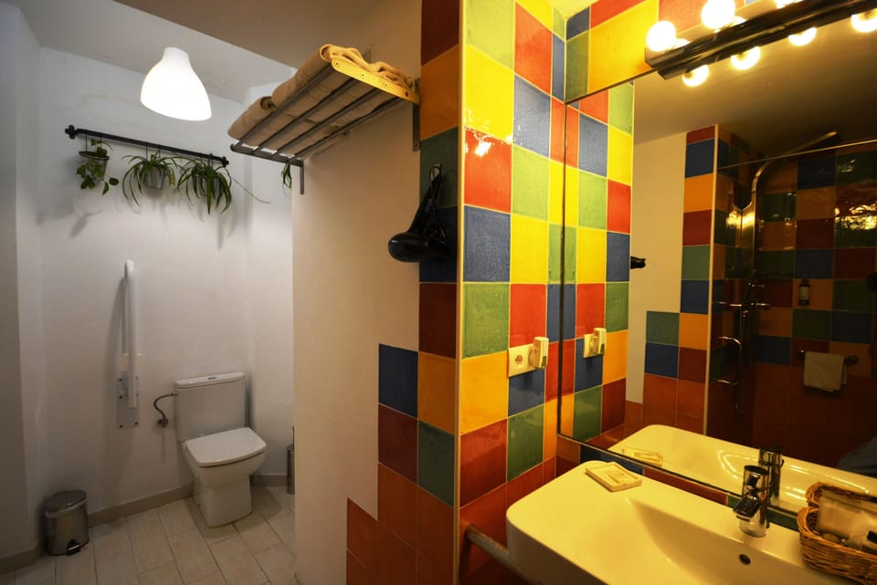 Deluxe Room (Superior) | Bathroom | Shower, free toiletries, hair dryer, towels