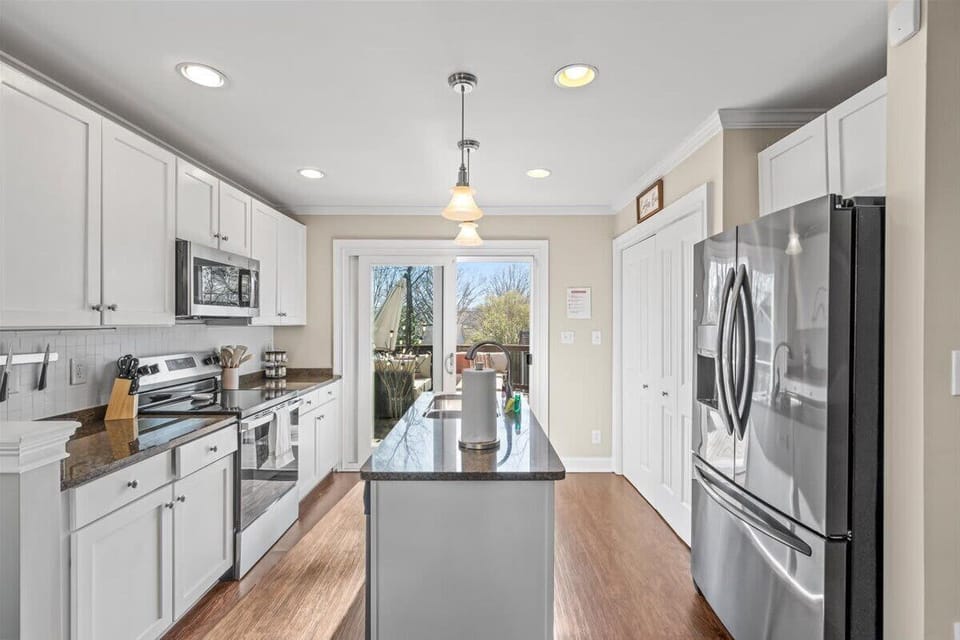 “🍴 Modern Kitchen Vibes – All you need to whip up magic! 🔥🧊”