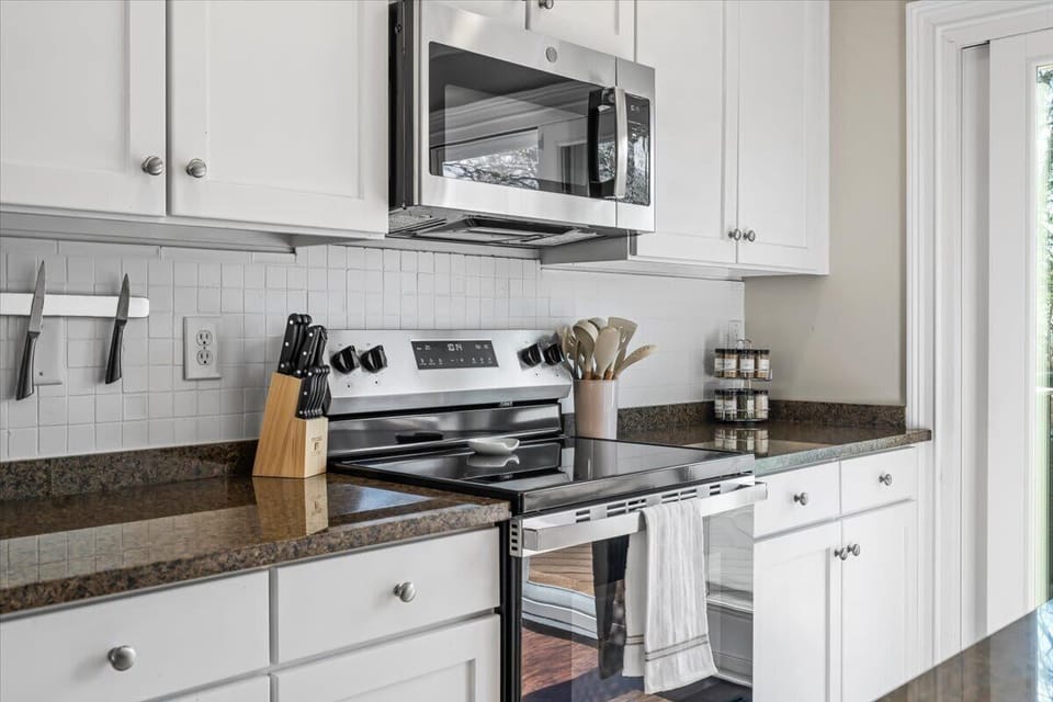 “🍳 Fully Equipped Kitchen – Cook, sip ☕, & dine in style! 🔥🧊🧼”