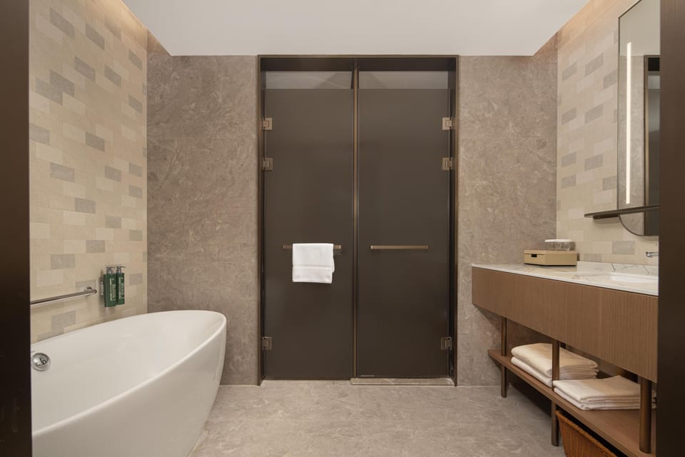 Premium Room, 1 King Bed with Sofa bed | Bathroom