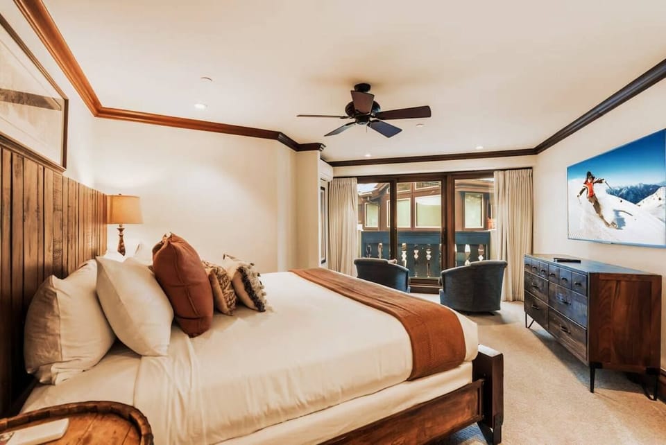 Primary suite with king bed, en suite bathroom, smart TV, kitchenette, and walkout balcony