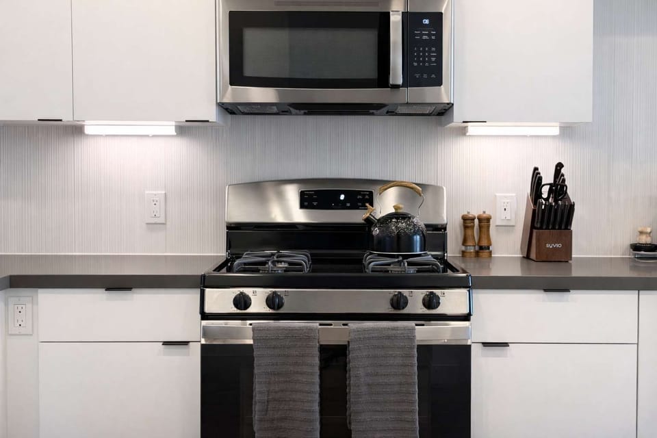 Experience extended comfort with a fully equipped kitchen featuring a coffee machine, stovetop, and microwave—everything you need for a seamless long-term stay