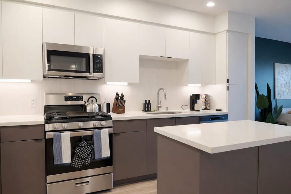 Experience extended comfort with a fully equipped kitchen featuring a coffee machine, stovetop, and microwave—everything you need for a seamless long-term stay