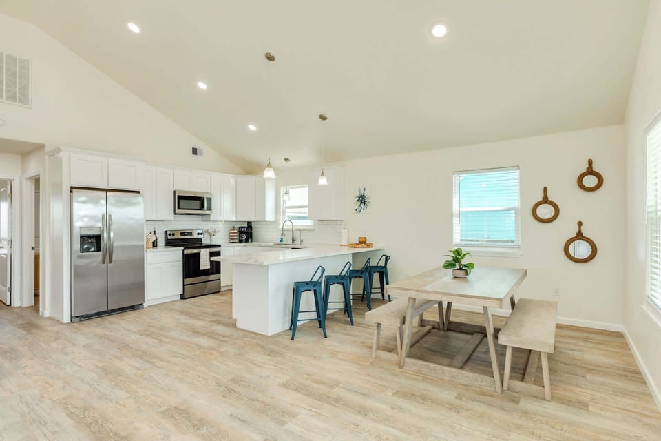 Open Kitchen, Plenty of Space!