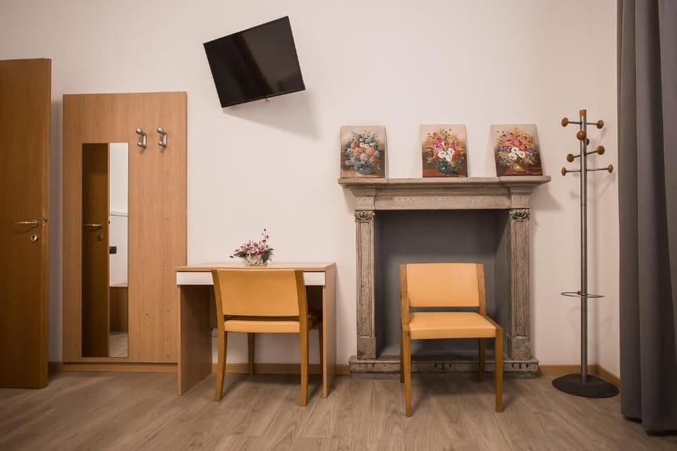 Classic Triple Room, City View | Interior