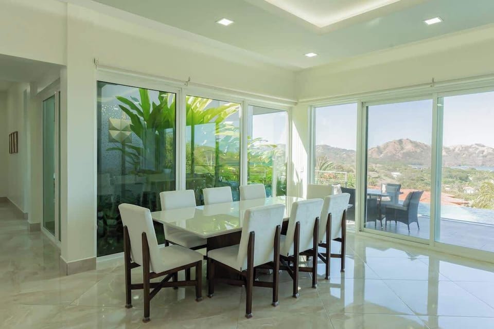 Open concep dining room with ocean view