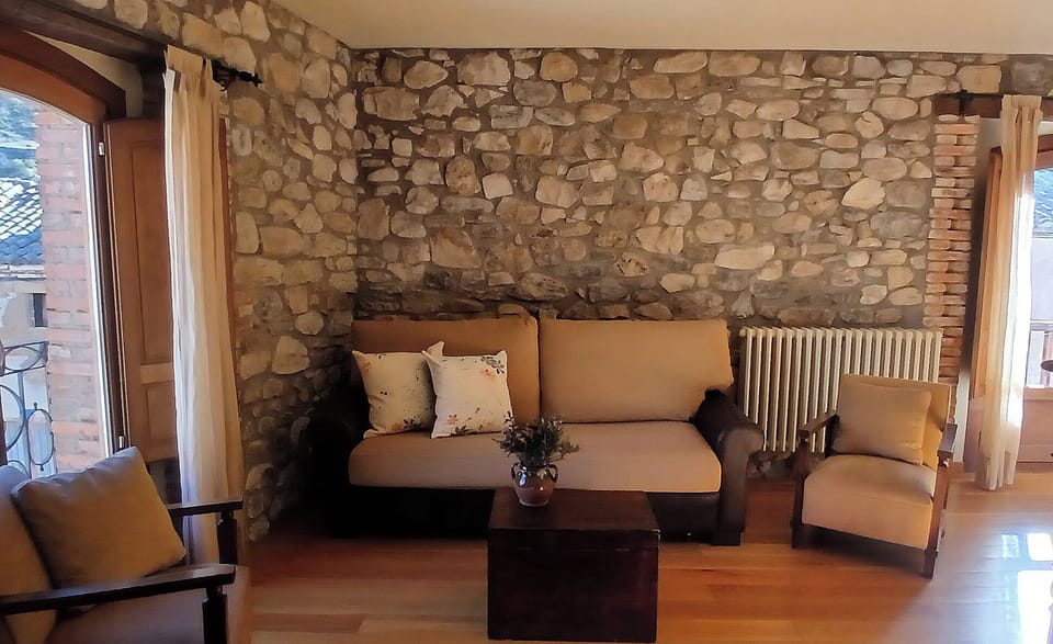 Deluxe Suite, Balcony, Mountain View | Living area