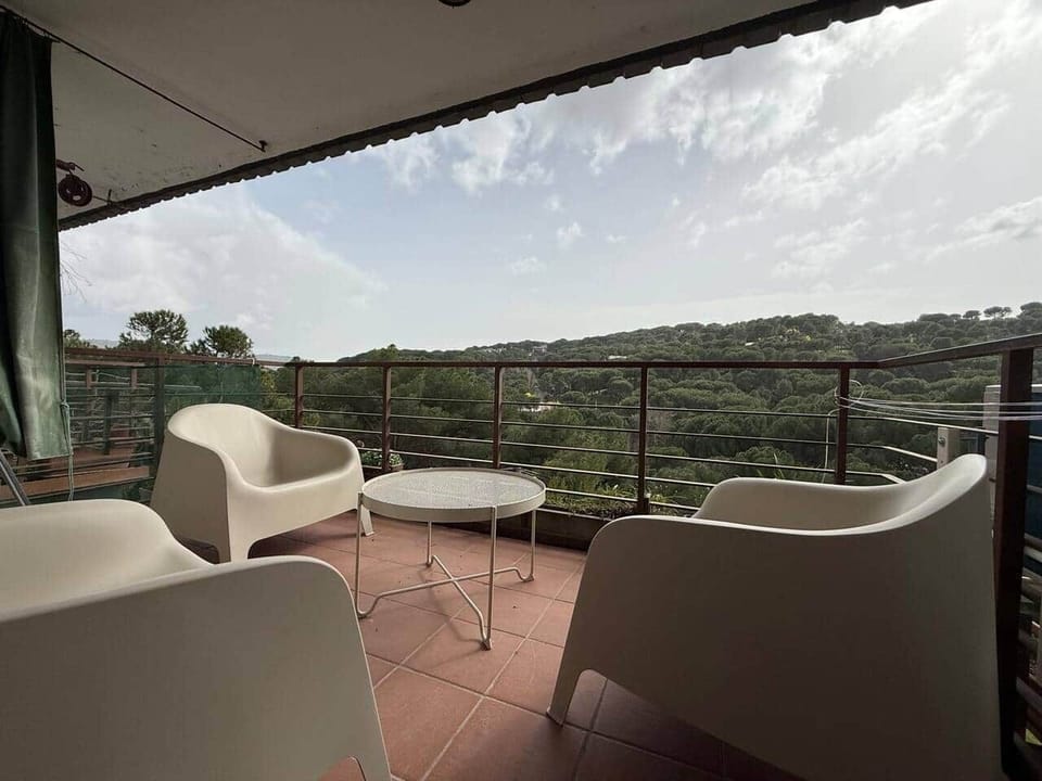 Terraza con butacas y vistas al pantano de San Juan