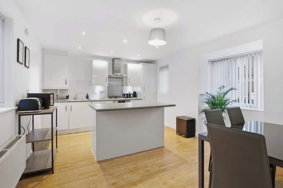 Modern Kitchen: A bright and spacious kitchen featuring modern appliances, ample workspace, and a central island — perfect for cooking, preparing meals, or socialising while dining.
