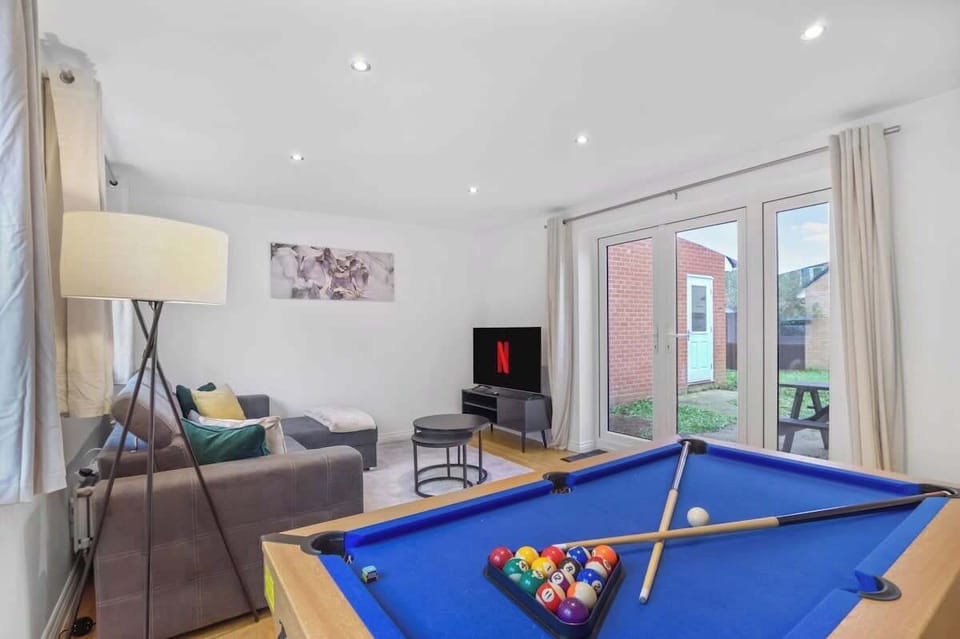 Games & Lounge Room: A spacious and comfortable living area featuring a pool table, cosy seating, and a Smart TV — perfect for relaxing, watching movies, or enjoying a friendly game.
