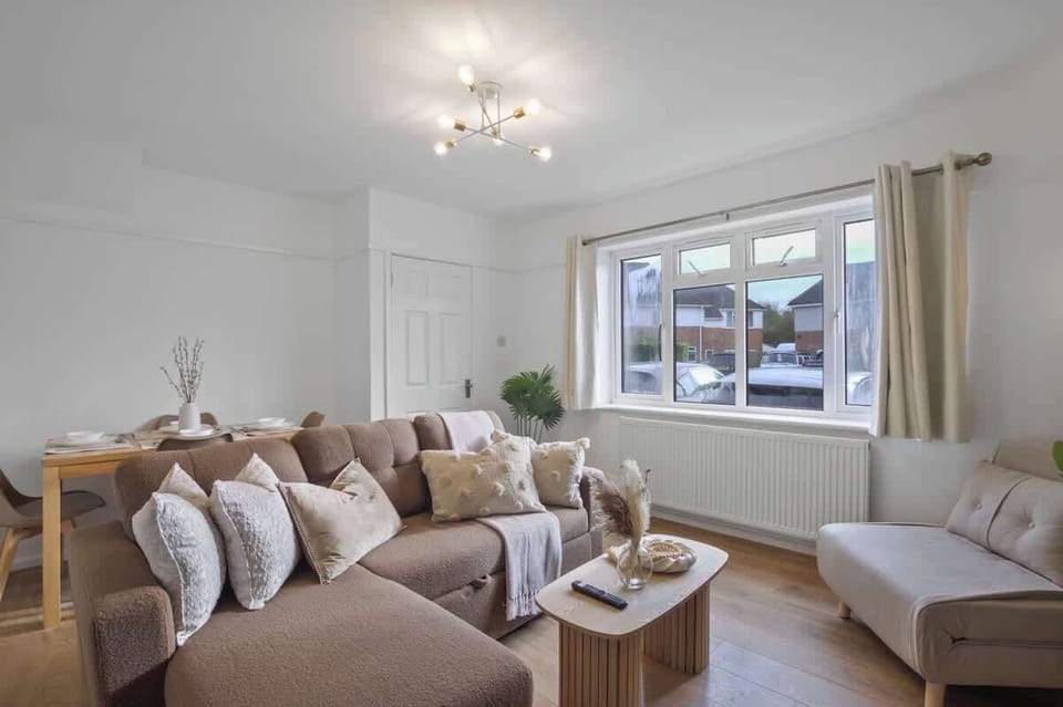 Stylish Living Room: Relax on the comfortable sofa and enjoy Netflix on the Smart TV after a day of exploring.