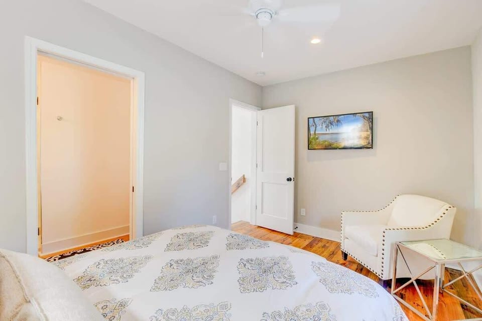 Bedroom 1: Queen bed