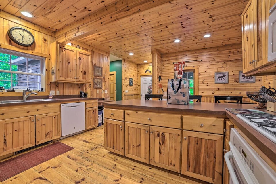 Kitchen | Center Island | Open Layout Connection