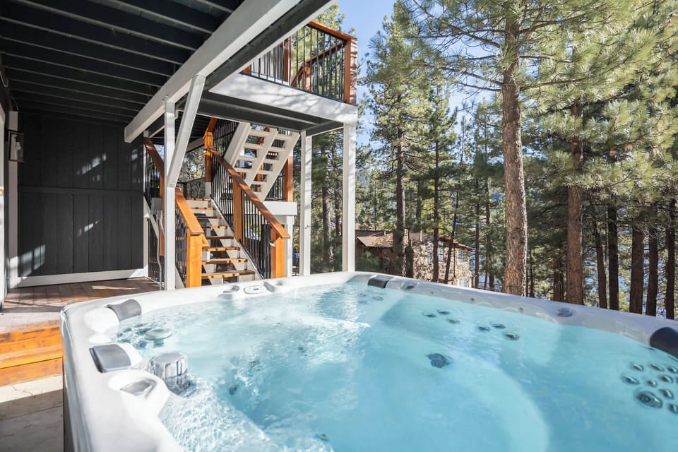 Huge Jacuzzi while looking into the lake views. 