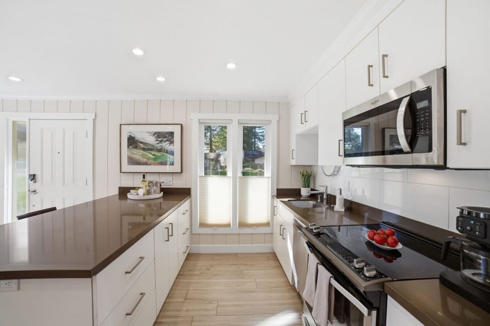 Light-filled kitchen with modern appliances and clean design inspired by Napa Valley’s relaxed wine country style.