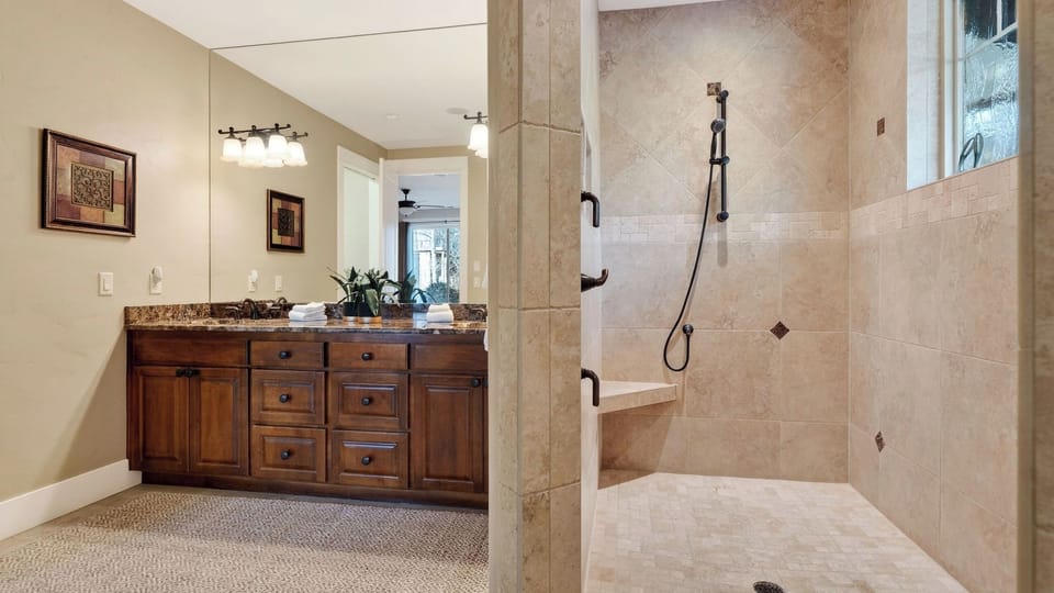 Mulligan Estate by Avantstay Sunriver Retreat + Hot Tub + Game Room + Bikes + Near Trails & Golf Cottage in Sunriver