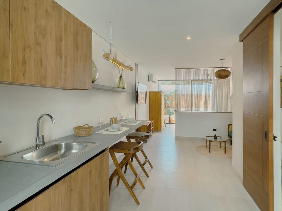 Deluxe Studio | Private kitchen | Mini-fridge, microwave, oven, stovetop