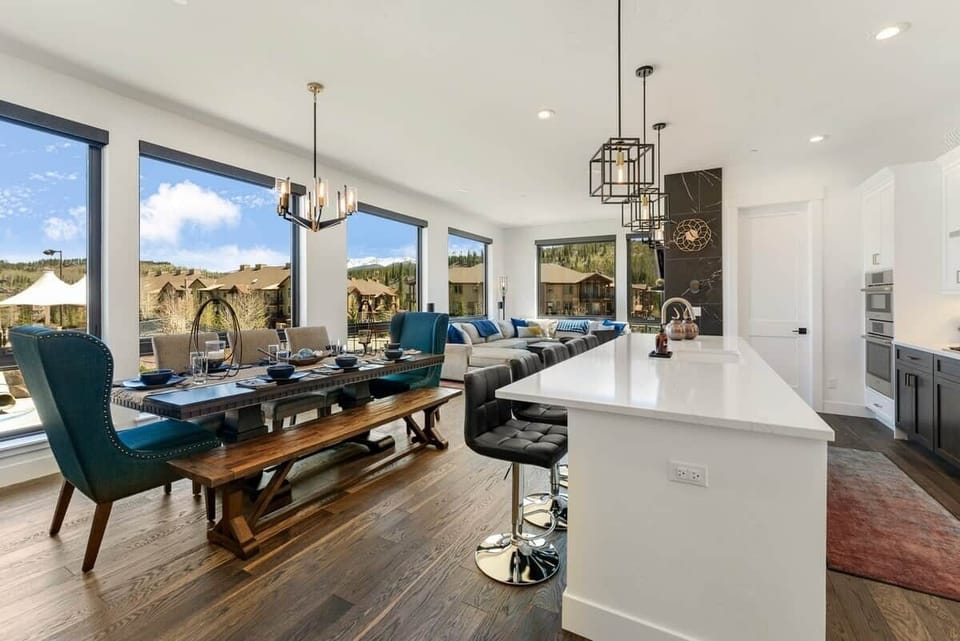 Dining Table for 10, Breakfast/Bar Seating for 6, & Hideway Park Views - "Hands down the best Airbnb my family has stayed in. Our family of 8 had more than enough space. Kitchen and pantry well stocked with supplies. BOOK NOW!!" - Shuntay (Mar 2022)