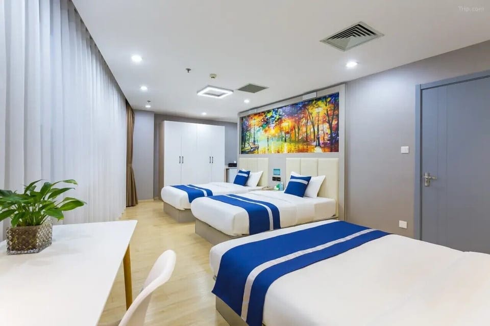 Basic Suite | In-room safe, desk, laptop workspace, blackout drapes