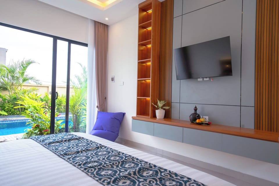 Deluxe Double Room, 1 King Bed, Air conditioning, Pool View | Desk, laptop workspace