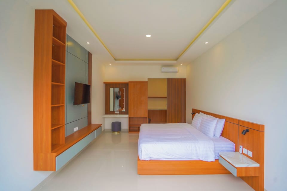 Deluxe Room, Pool View | Desk, laptop workspace