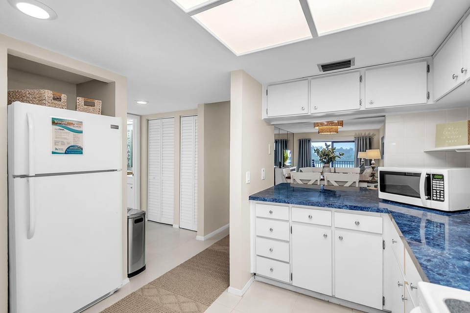 Condo, Multiple Beds (Bayshore Yacht & Tennis 211 - Premier) | Private kitchen