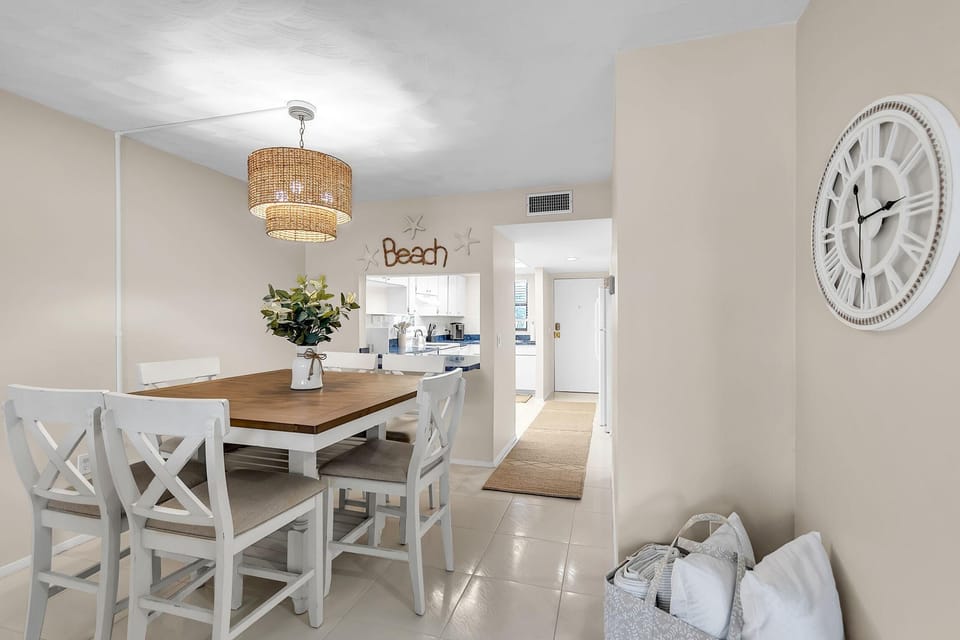 Condo, Multiple Beds (Bayshore Yacht & Tennis 211 - Premier) | Dining