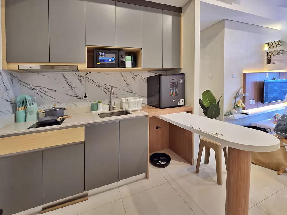 Apartment, 3 Bedrooms, City View | Private kitchen | Mini-fridge, microwave, stovetop, cookware/dishes/utensils