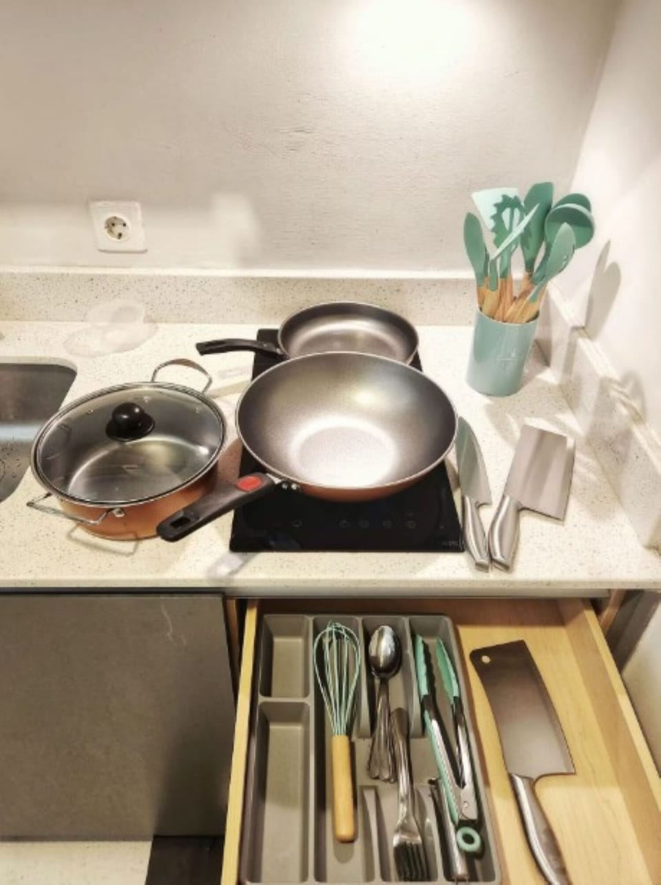 Apartment, 3 Bedrooms, City View | Private kitchen | Fridge, microwave, stovetop, cookware/dishes/utensils