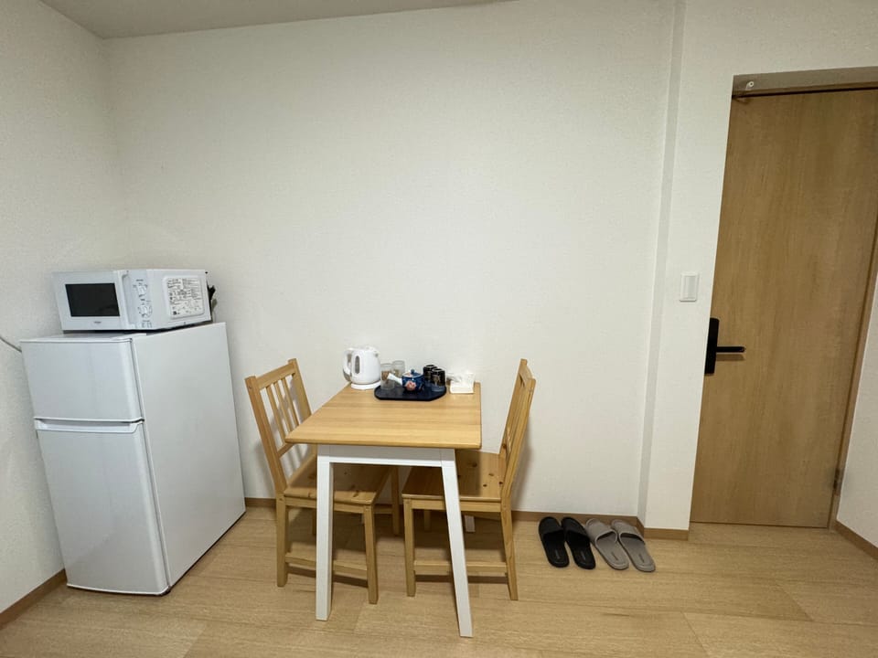 Desk, WiFi (free)