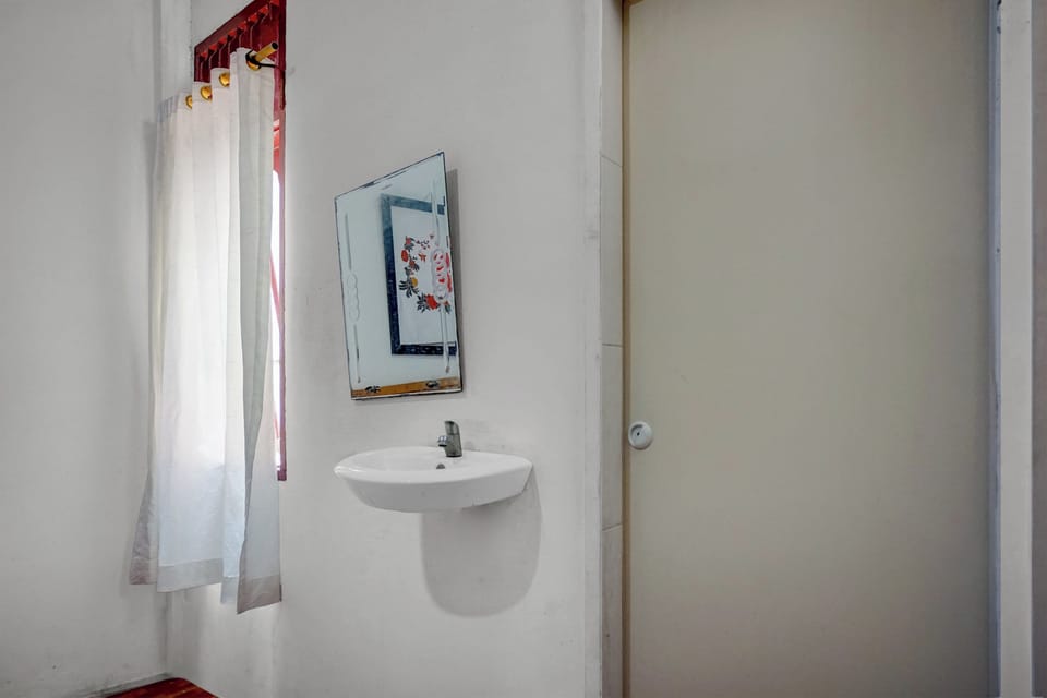 Shower, towels, soap, shampoo