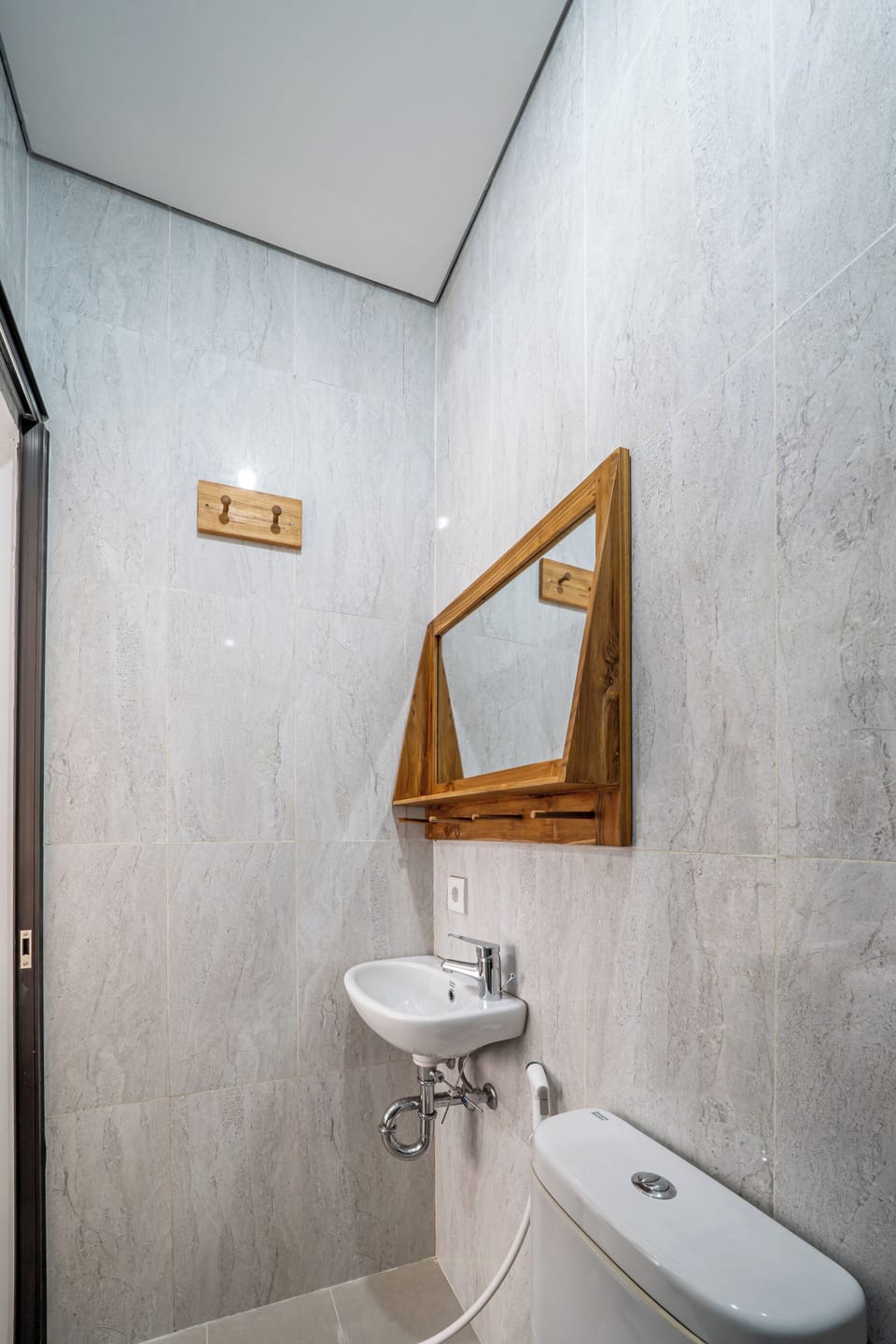 Standard Room, 1 Queen Bed | Bathroom | Shower, free toiletries, bidet, towels