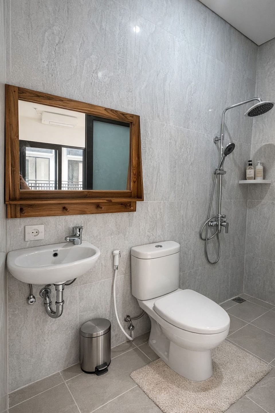 Standard Room, 1 Queen Bed | Bathroom | Shower, free toiletries, bidet, towels