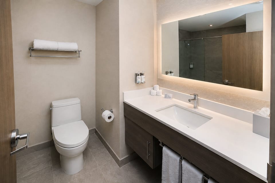 Bathtub, towels