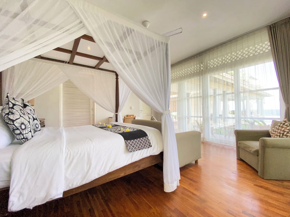Luxury Room, Ocean View | Desk, free WiFi