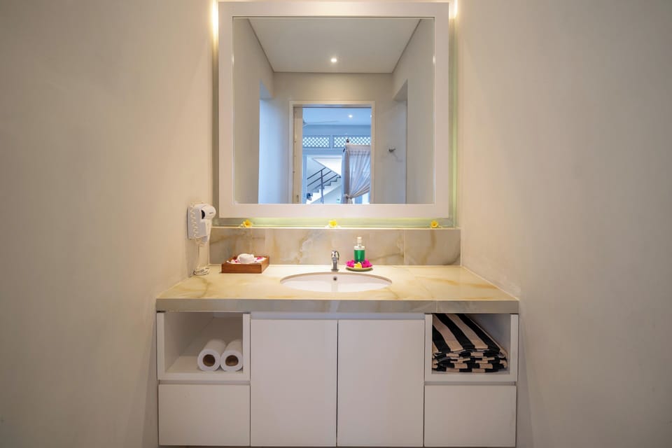 Standard Room | Bathroom | Shower, hair dryer, towels, soap